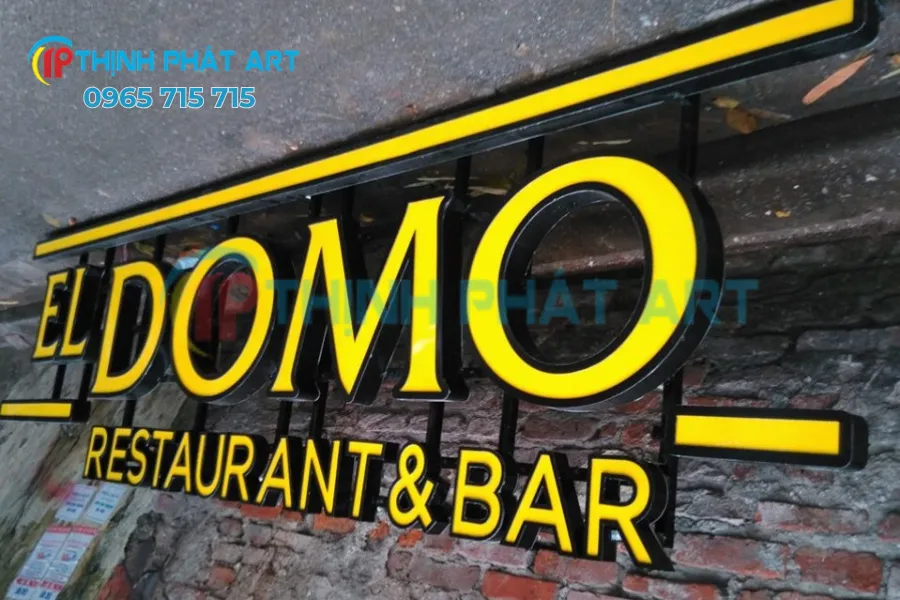 Hình ảnh biển chữ nổi với font chữ độc lạ, thu hút ánh nhìn