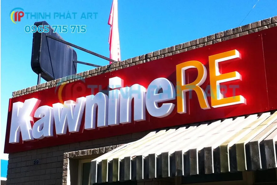 Biển quảng cáo chữ nổi mặt mica hông inox