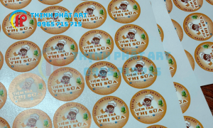 In sticker quảng cáo tại Quảng Trị dùng trong trang trí quán cà phê.