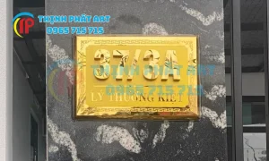Khách hàng nhận biển số nhà inox đẹp tại Quảng Trị.